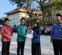 Wali Kota Pontianak Edi Rusdi Kamtono menyerahkan secara simbolis SK P3K Paruh Waktu.