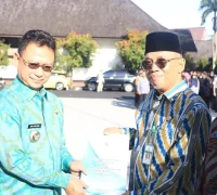 Wali Kota Pontianak Edi Rusdi Kamtono menyerahkan DPA 2026 kepada Sekretaris Daerah Kota Pontianak Amirullah.