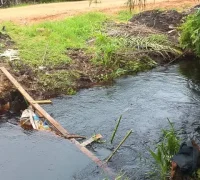Petugas SAR menyisir aliran parit lokasi remaja WNI diduga tenggelam