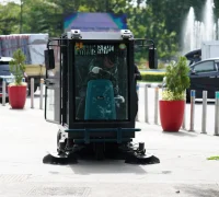 Wali Kota Pontianak Edi Rusdi Kamtono melakukan uji coba kendaraan penyapu trotoar dan jalan di trotoar Taman Digulis Untan.