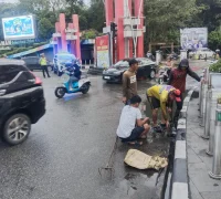 Petugas dari Dinas PUPR Kota Pontianak tengah membersihkan drainase dan saluran air sebagai upaya mengantisipasi banjir rob.