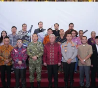 Foto bersama pada Natal Nasional 2025 di Gereja Katedral Santo Yosef Pontianak.