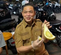 Gubernur Kalimantan Barat Ria Norsan mencicipi durian Jemongko asal Kabupaten Sanggau di Pusat Kuliner UMKM Pontianak.