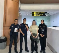 Petugas Imigrasi Pontianak mengawal deportasi warga negara Malaysia yang melanggar izin tinggal. (IST)