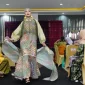 Para model menampilkan fashion show pakaian motif corak insang saat kunjungan Dharma Wanita Persatuan (DWP) Kemenag se-Provinsi Kalbar di Gedung UMKM Center.