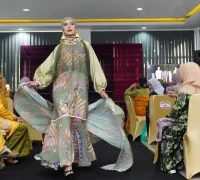Para model menampilkan fashion show pakaian motif corak insang saat kunjungan Dharma Wanita Persatuan (DWP) Kemenag se-Provinsi Kalbar di Gedung UMKM Center.