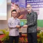 Wali Kota Pontianak, Edi Rusdi Kamtono menerima cinderamata kolaborasi dari perwakilan Universitas Waterloo Kanada, Prof. Stefan Steiner usai membuka Kick Off Kajian Kerugian dan Kerusakan secara Aktuaria Akibat Banjir di Pontianak, di Hotel Mercure, Kamis (15/1/2026).