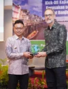 Wali Kota Pontianak, Edi Rusdi Kamtono menerima cinderamata kolaborasi dari perwakilan Universitas Waterloo Kanada, Prof. Stefan Steiner usai membuka Kick Off Kajian Kerugian dan Kerusakan secara Aktuaria Akibat Banjir di Pontianak, di Hotel Mercure, Kamis (15/1/2026).