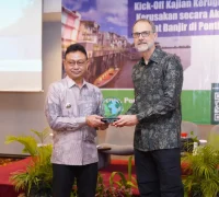 Wali Kota Pontianak, Edi Rusdi Kamtono menerima cinderamata kolaborasi dari perwakilan Universitas Waterloo Kanada, Prof. Stefan Steiner usai membuka Kick Off Kajian Kerugian dan Kerusakan secara Aktuaria Akibat Banjir di Pontianak, di Hotel Mercure, Kamis (15/1/2026).