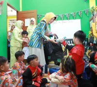 Bunda PAUD Kota Pontianak Yanieta Arbiastutie Kamtono berkunjung ke TK Adhyaksa XI.