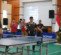 Wali Kota Pontianak Edi Rusdi Kamtono dan Kepala BPK RI Perwakilan Kalimantan Barat Sri Haryati beralaga dalam eksibisi tenis meja dalam rangka HUT ke-79 BPK RI.