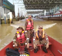 Tim SAR gabungan mengevakuasi WNI yang tenggelam di Sungai Rejang, Sarawak