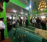 Wakil Wali Kota Pontianak Bahasan menyampaikan sambutan sebelum almarhum Ahmad Hasyim Hadrawi dimakamkan.