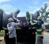 Warga di Kelurahan Pal Lima bahu-membahu membersihkan lingkungan.