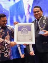 Manajemen RS Normah Kuching menerima ASEAN Healthcare Leadership Excellence Award di Jakarta