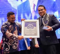 Manajemen RS Normah Kuching menerima ASEAN Healthcare Leadership Excellence Award di Jakarta
