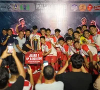 Ketua DPRD Kota Pontianak Satarudin bersama tim juara turnamen mini soccer.