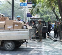 Petugas gabungan menertibkan kendaraan parkir liar di salah satu ruas jalan Kota Pontianak