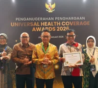 Wali Kota Pontianak Edi Rusdi Kamtono berfoto bersama usai menerima piagam penghargaan UHC Pratama dari BPJS Kesehatan.