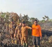 Wakil Wali Kota Pontianak Bahasan meninjau lokasi lahan yang terbakar di Parit H Husin II Pontianak Tenggara.