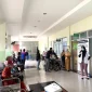 Dokter Gigi Zhafirah Maulidya Sardi saat memberikan edukasi tentang bahaya karies gigi kepada pasien di RSUD SSMA Pontianak