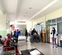Dokter Gigi Zhafirah Maulidya Sardi saat memberikan edukasi tentang bahaya karies gigi kepada pasien di RSUD SSMA Pontianak