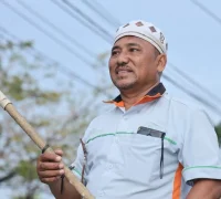 Satiman (54), penyapu jalan yang kini dipercaya menjadi mandor penyapuan, telah mengabdikan dirinya selama 33 tahun.