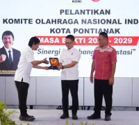 Ketua KONI Kota Pontianak Herry Fadillah menyerahkan cenderamata kepada Wali Kota Pontianak Edi Rusdi Kamtono.