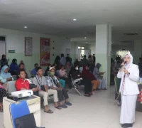 dr Gita Risti Novianti saat memberikan penyuluhan kepada pengunjung RSUD SSMA terkait bahaya virus Nipah.