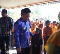 Wali Kota Pontianak Edi Rusdi Kamtono berbincang dengan seorang siswa SD.