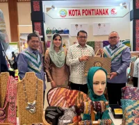 Asisten Administrasi Umum Setda Kota Pontianak, Yusnaldi menyerahkan cenderamata kepada Menteri Ekonomi Kreatif Teuku Riefky Harsya saat mengunjungi stan Kota Pontianak.