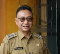 Wali Kota Pontianak Edi Rusdi Kamtono memberikan keterangan terkait izin pesta kembang api Imlek di Jalan Gajah Mada.