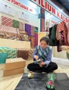 Natalia Desca Rina, perajin asal Pontianak tengah membuat sandal kulit di stand INACRAFT Jakarta.