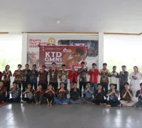 Wakil Wali Kota Pontianak Bahasan berfoto bersama pengurus dan anggota GMNI Kota Pontianak.