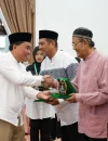 Asisten Pemerintahan dan Kesra, Ismail menyerahkan penghargaan kepada pengurus masjid dan surau dengan nilai infaq dan zakat terbesar di Kota Pontianak.