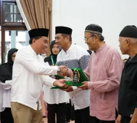 Asisten Pemerintahan dan Kesra, Ismail menyerahkan penghargaan kepada pengurus masjid dan surau dengan nilai infaq dan zakat terbesar di Kota Pontianak.