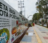 Penataan trotoar kian dipercantik dengan Peta Rasa Kota Pontianak menjadi daya tarik dalam memperkenalkan kuliner khas Pontianak.