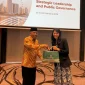 Sekretaris Daerah Kota Pontianak Amirullah menyerahkan cenderamata khas Pontianak kepada perwakilan dari Singapore Cooperation Programme.