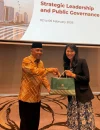 Sekretaris Daerah Kota Pontianak Amirullah menyerahkan cenderamata khas Pontianak kepada perwakilan dari Singapore Cooperation Programme.