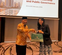 Sekretaris Daerah Kota Pontianak Amirullah menyerahkan cenderamata khas Pontianak kepada perwakilan dari Singapore Cooperation Programme.