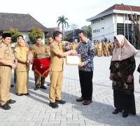 Wali Kota Pontianak Edi Rusdi Kamtono menyerahkan piagam penghargaan kepada Zulkarnain, yang telah memasuki purna tugas dengan jabatan terakhir Kepala Badan Keuangan dan Aset Daerah (BKAD) Kota Pontianak.