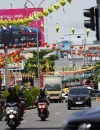 Suasana menyambut Hari Raya Imlek dan Ramadan di Kota Pontianak dengan hiasan ornamen lampion dan ketupat di sepanjang Jalan Gajah Mada.