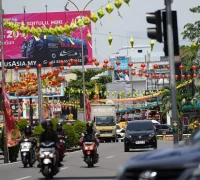 Suasana menyambut Hari Raya Imlek dan Ramadan di Kota Pontianak dengan hiasan ornamen lampion dan ketupat di sepanjang Jalan Gajah Mada.