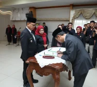 satu di antara lima pejabat eselon dua menandatangani berita acara pelantikan.