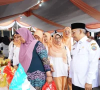 Sekretaris Daerah Kota Pontianak Amirullah saat membuka bazar murah yang digelar Dharma Wanita Persatuan (DWP) Kota Pontianak di Halaman Kantor Wali Kota.