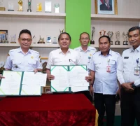 Wali Kota Pontianak Edi Rusdi Kamtono dan Kepala BPJS Ketenagakerjaan Cabang Pontianak Suhur Ali menandatangani Nota Kesepakatan Perlindungan Jaminan Sosial Ketenagakerjaan bagi Ketua RT/RW, kader posyandu, pekerja sosial dan lainnya.