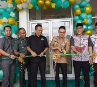 Wali Kota Pontianak Edi Rusdi Kamtono bersama jajaran Forkopimda menggunting pita menandai diresmikannya Puskesmas Parit H Husin II.