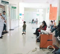 Fisioterapis RSUD SSMA memberikan edukasi tentang perkembangan motorik kasar anak di Pontianak