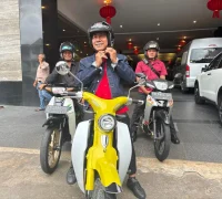 Wagub Kalbar Krisantus Kurniawan saat menggunakan sepeda motor.