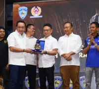 Wali Kota Pontianak Edi Rusdi Kamtono menerima anugerah dari IMI Kalbar sebagai Tokoh yang Berperan dalam Perkembangan Olahraga Otomotif Kalbar 2025.